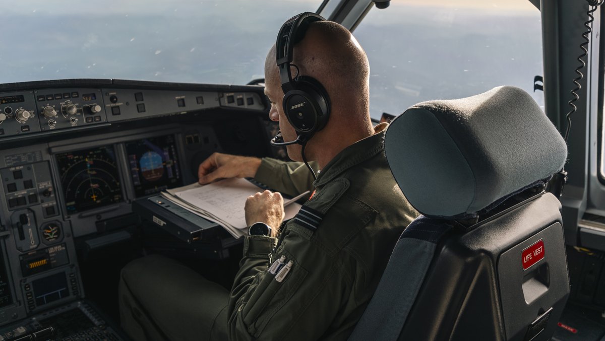 RoyalAirForce's tweet photo. A RAF A400M Atlas has flown the longest ever flight by an Atlas to Gaum for Ex Mobility Guardian. During the 22hr nonstop flight, the Atlas refuelled over the Atlantic, Alaska and the Pacific.
Read More 👉https://t.co/sKvd6flEcS
#Atlas #A400M #NonStopFlying @AirMobilityCmd https://t.co/LYkLBhbTJs