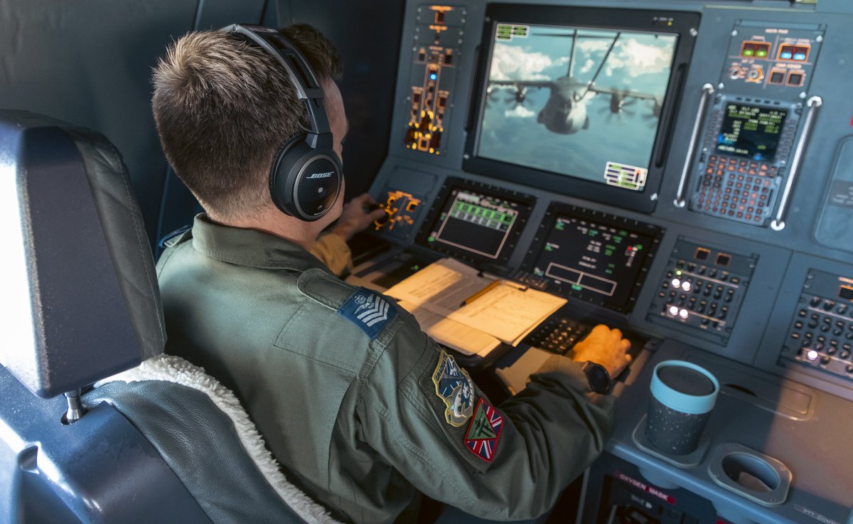 RoyalAirForce's tweet photo. A RAF A400M Atlas has flown the longest ever flight by an Atlas to Gaum for Ex Mobility Guardian. During the 22hr nonstop flight, the Atlas refuelled over the Atlantic, Alaska and the Pacific.
Read More 👉https://t.co/sKvd6flEcS
#Atlas #A400M #NonStopFlying @AirMobilityCmd https://t.co/LYkLBhbTJs