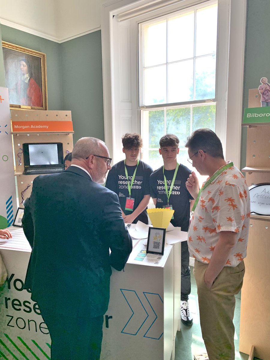Big thank you to @joannaccherry and @StewartHosieSNP for your time engaging with inspiring #SummerScience ‘Young Researcher Zone’ students from @TynecastleHigh & @morganacademy1. 🧬🏴󠁧󠁢󠁳󠁣󠁴󠁿🔬The @royalsociety Partnerships Grants scheme funds schools to run #STEM projects across the UK.
