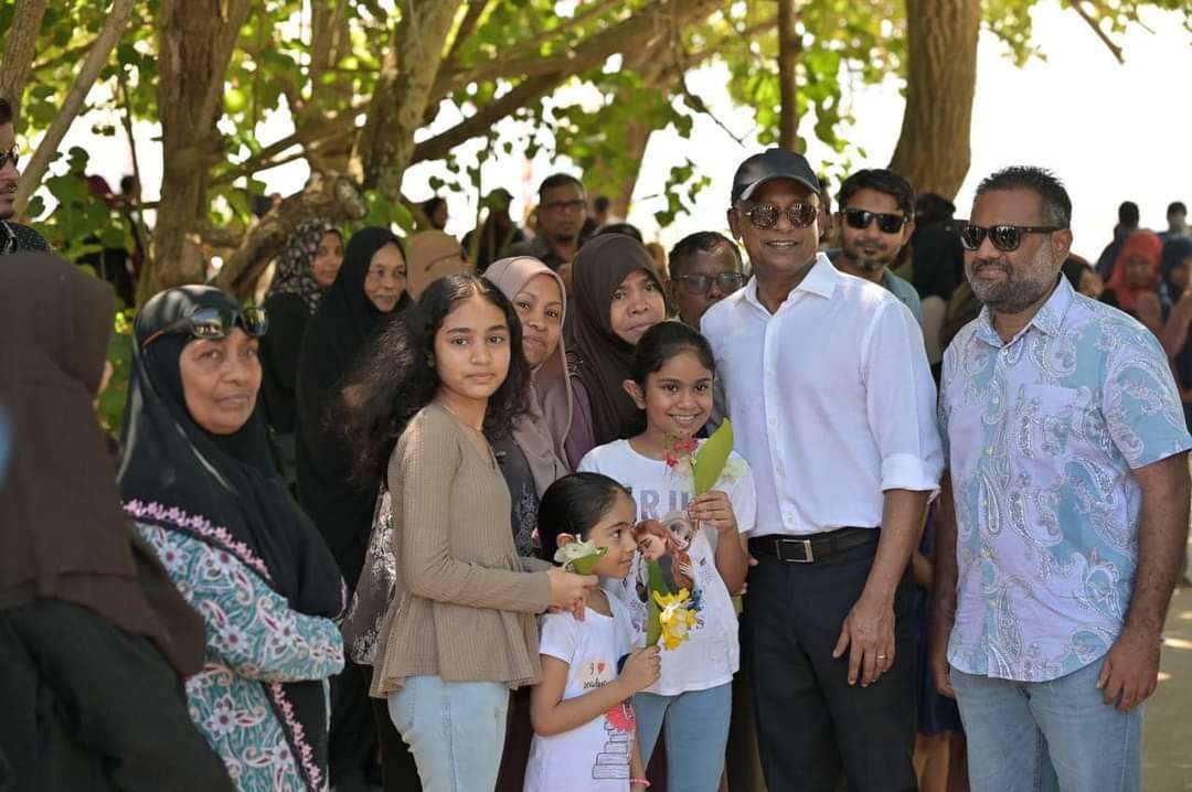 RiseMaldive's tweet photo. ރާއްޖޭގެ ކޮންމެ ރަށަކަށް އަރާލިޔަސް  ފެންނާނީ  އިވޭނީ މި ސަރުކާރުން އެ ރަށްރަށަށް ގެނެސްދޭ ތަރައްގީ އާއި ރައްޔިތުންނަށް ހޯދައިދޭ ލުއިފަސޭހައިގެ ވާހަކަ މިއީ ރައީސް އިބޫ އަށް ދެވަނަ ދައުރެއް ދޭން ރައްޔިތުން ބޭނުންވާ ސަބަބަކީ
#Ibu2023  ⚖️💛
#MDPKuriah 
#MDP2023
#Heyoverikan https://t.co/AnBaHoOjD8