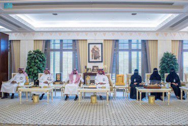 bandernawab's tweet photo. سمو أمير منطقة #القصيم يتسلم تقرير مهرجان حياة الورد بمحافظة عنيزة. https://t.co/jDJv4e5kDp