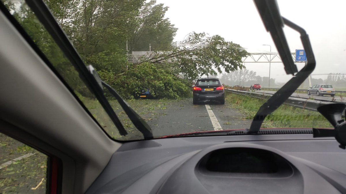 AwsomeAwnimals's tweet photo. Ik hoop dat de bestuurder van de blauwe Renault ongedeerd is. Het was een avontuurlijk ritje. Complimenten voor de hulpdiensten die ons de A9 af hebben gekregen. 👍 #StormPoly #A9 #Poly https://t.co/JUVY9fSket