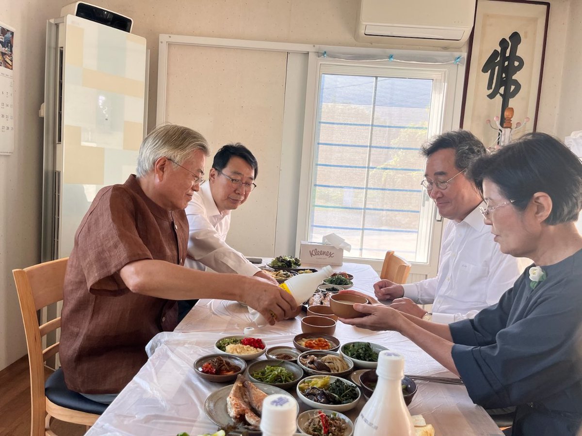 문 대통령님과는 나라 걱정, 민주당 걱정을 포함해 여러 말씀을 나누었습니다. 윤영찬 국회의원, 오종식 비서관과 제 아내가 함께했습니다. 김정숙 여사님은 출타중이셨습니다.