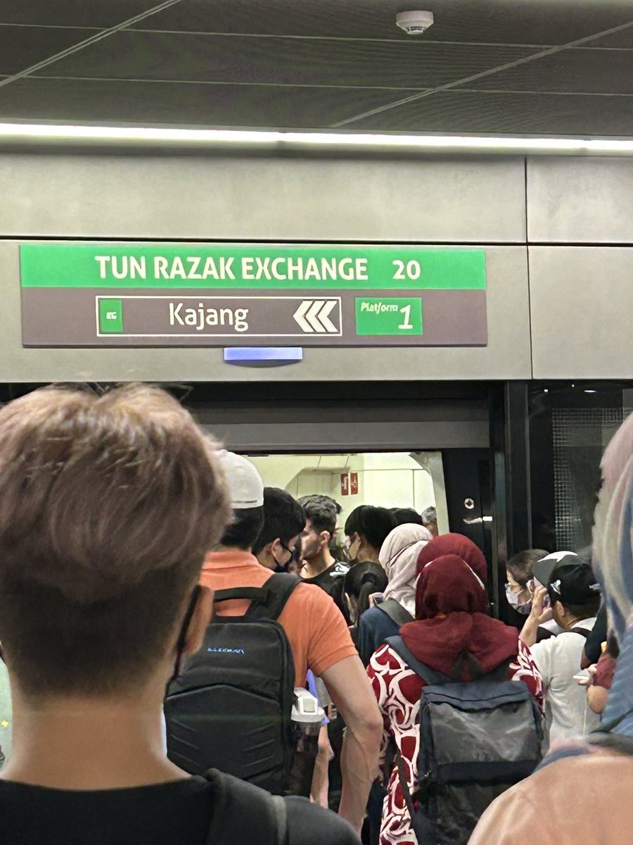 TofuMaster4's tweet photo. I just wanna talk about insane the frequency of MRT is. I've missed a total of 3 trains because the train was packed to the brim. Like this is my regular image in the train especially on the TRX main line (and other connecting line) https://t.co/t2AIoGH4je