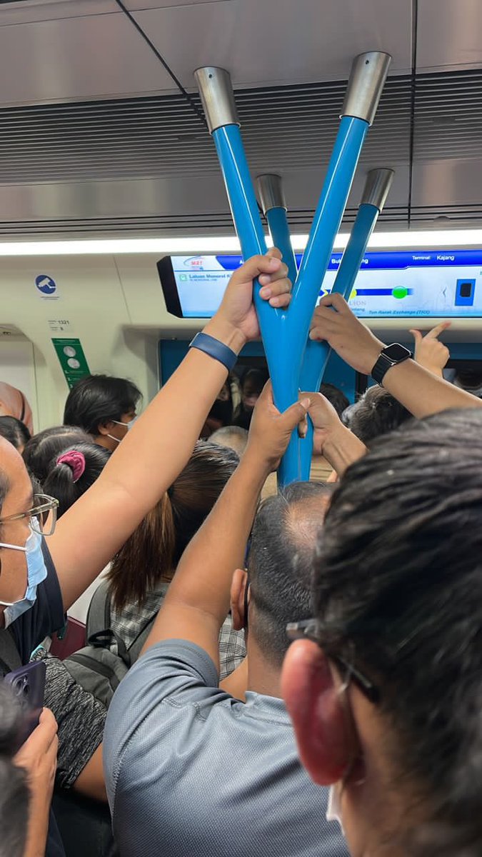 TofuMaster4's tweet photo. I just wanna talk about insane the frequency of MRT is. I've missed a total of 3 trains because the train was packed to the brim. Like this is my regular image in the train especially on the TRX main line (and other connecting line) https://t.co/t2AIoGH4je