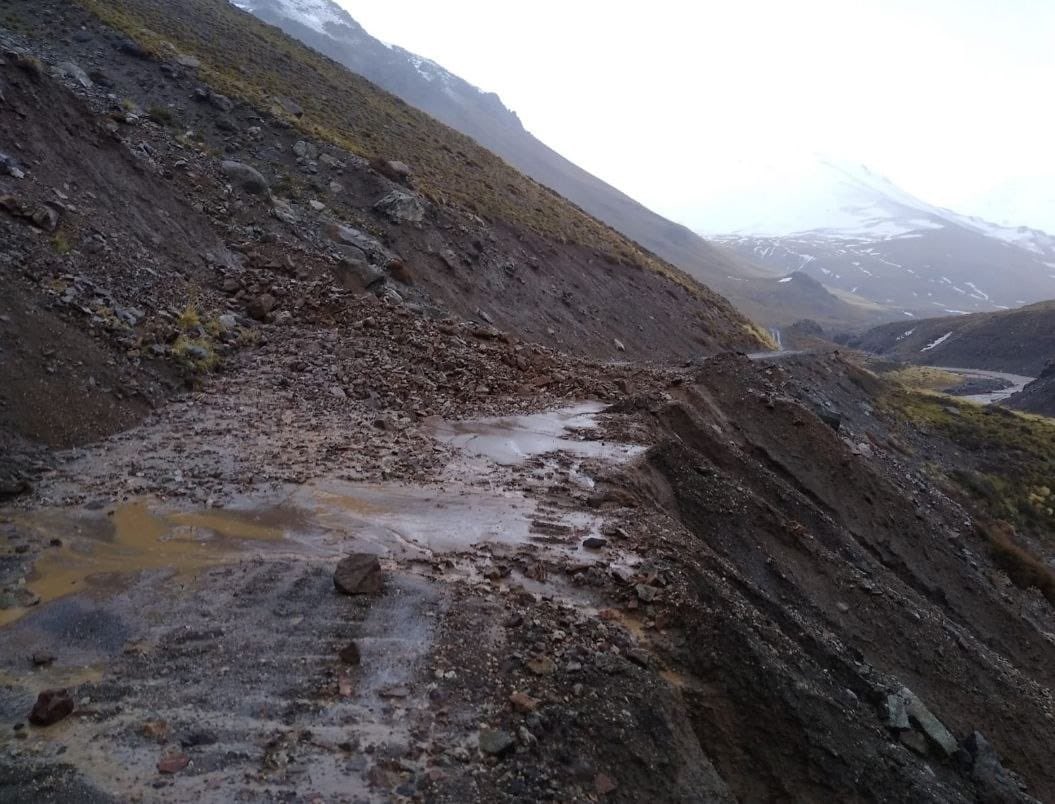 jmcaselia's tweet photo. @CFLosLibertador Para los que pedían fotos… más o menos así quedó la ruta del lado chileno luego de lluvias y aludes con piedra y barro. Paciencia nomás, si logran abrir el 7/7 demasiado rápido han trabajado https://t.co/xjtP1EsXzY