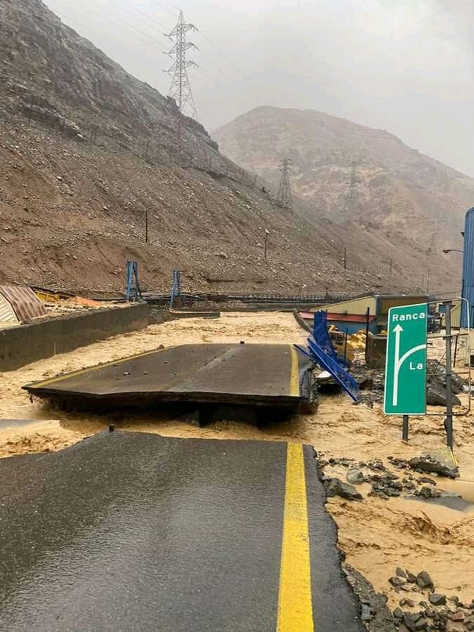 jmcaselia's tweet photo. @CFLosLibertador Para los que pedían fotos… más o menos así quedó la ruta del lado chileno luego de lluvias y aludes con piedra y barro. Paciencia nomás, si logran abrir el 7/7 demasiado rápido han trabajado https://t.co/xjtP1EsXzY