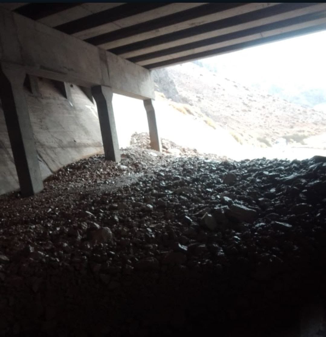 jmcaselia's tweet photo. @CFLosLibertador Para los que pedían fotos… más o menos así quedó la ruta del lado chileno luego de lluvias y aludes con piedra y barro. Paciencia nomás, si logran abrir el 7/7 demasiado rápido han trabajado https://t.co/xjtP1EsXzY
