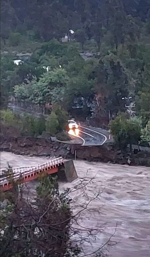 jmcaselia's tweet photo. @CFLosLibertador Para los que pedían fotos… más o menos así quedó la ruta del lado chileno luego de lluvias y aludes con piedra y barro. Paciencia nomás, si logran abrir el 7/7 demasiado rápido han trabajado https://t.co/xjtP1EsXzY