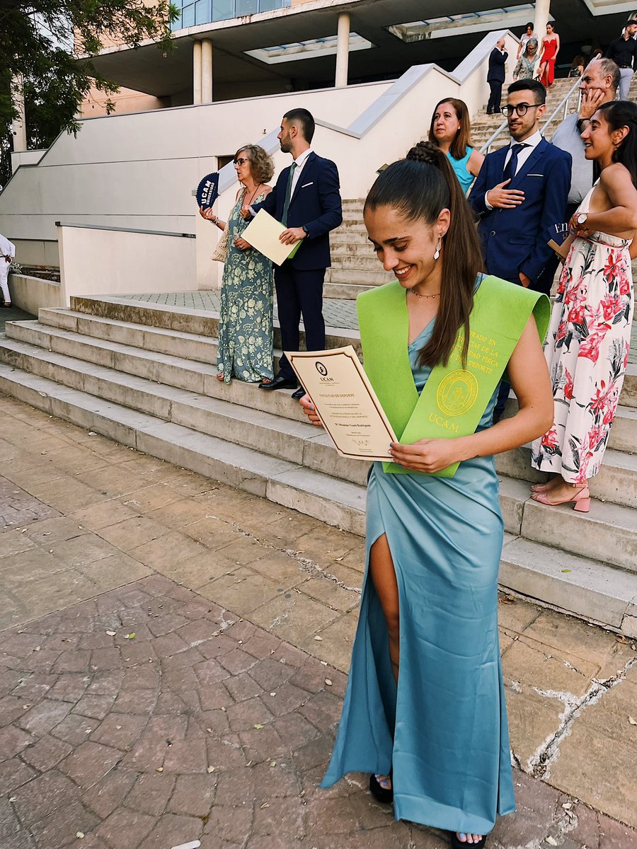 be_alright21's tweet photo. El resultado de tres años increíbles. 
🎓Graduada en Ciencias de la Actividad Física y el Deporte
Esto es solo el pistoletazo de salida. ⚡️ https://t.co/rUyYyg3eQ9