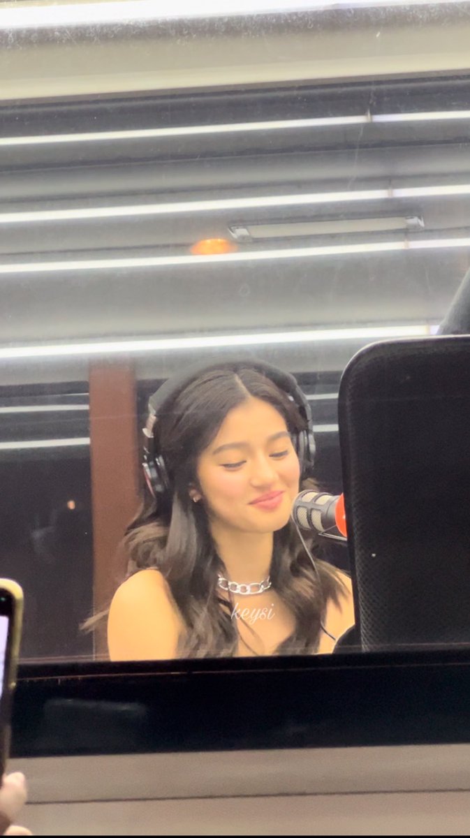 donutooantonio's tweet photo. as someone na ilang beses ng nakita si belle in person, gusto ko lang sabihing ung ganda ni belle hindi talaga siya najajustify ng kahit anong camera 🥹 super ganda na niya sa photos online pero sa personal 10x better pa talaga ung visuals niyaaaa!!! 🫠

BELLE ON WISH BUS https://t.co/ALGP02pNZ6