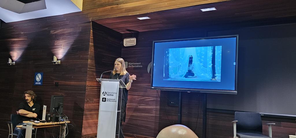 peinadormarta's tweet photo. Ante la #RealidadVirtual el #metaverso o la #InteligenciaArificial en el mundo de la #creatividad se reacciona con curiosidad, miedo o FOMO (miedo a perderse alguna novedad) @bzzzbip @sonarplusd en la actividad #IndustriasCreativas de @barcelonactiva #BcnTreball #FemNetworking https://t.co/iS4VLcVuLX