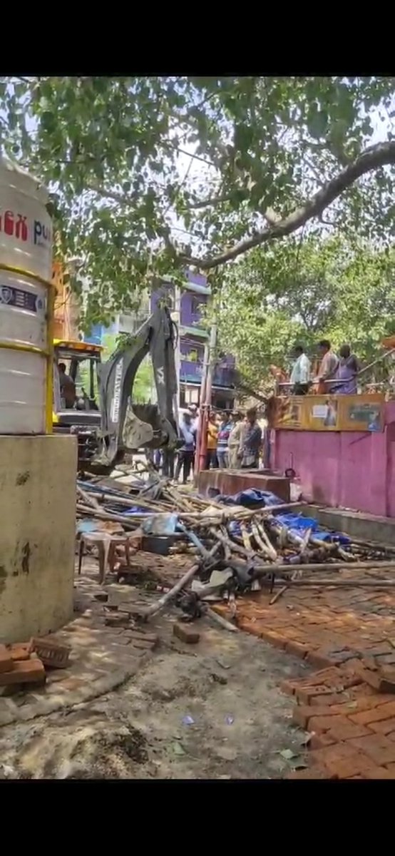 AmanNay52795937's tweet photo. Jharkhand Sarkar is the worst of all governments.
Today I fell we are not in a democratic country as all government officials and politicians are united together to do what ever they want.
On dated 5 July 2023 CI along with police demolished the front of my shop on oral notice. https://t.co/Dv5R2XTBAM