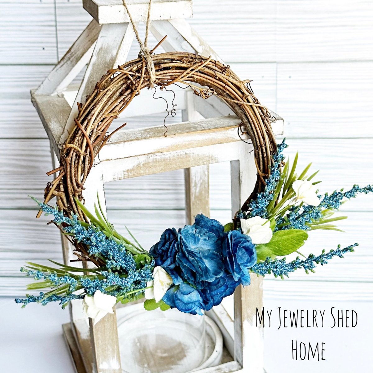 Newest Mini Grapevine Wreath! 6” in diameter for the small spaces! Beautiful over a Vase! Only one available and it’s on sale through July 6th at 15%off!  

etsy.com/listing/147299…
#wreath #myjewelryshed #homedecor #farmhousewreath #etsy #miniwreath