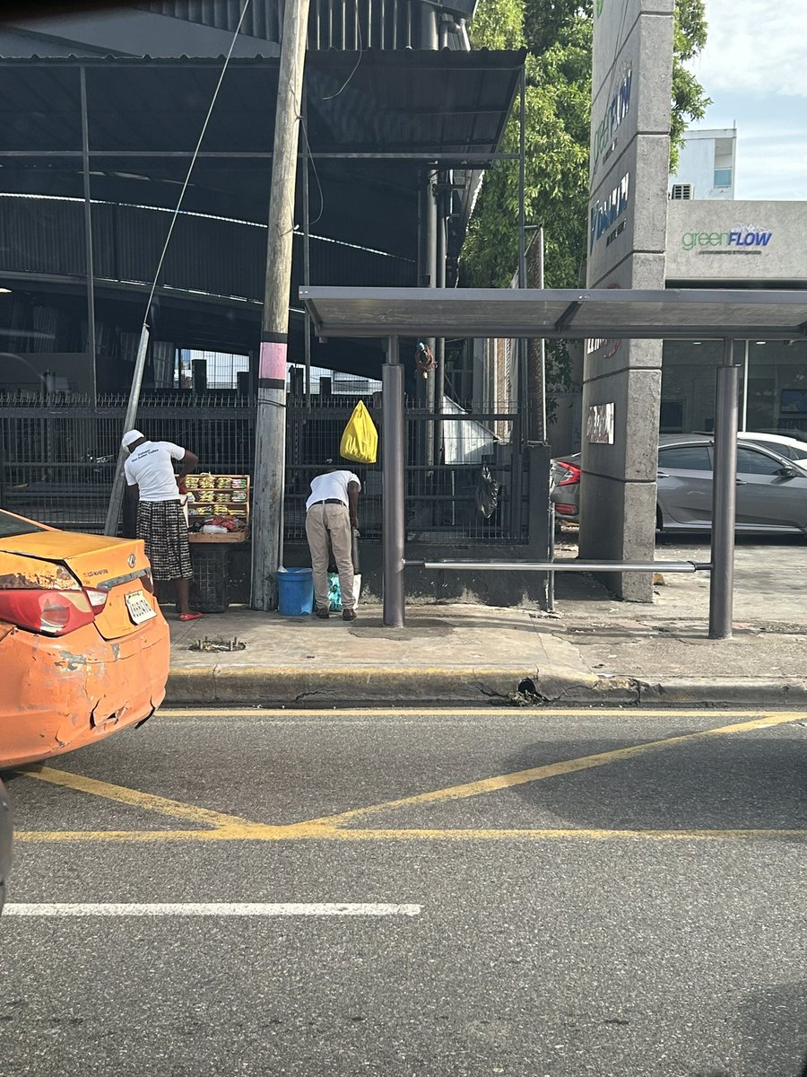 edzzserret's tweet photo. En plena 27 de febrero casi esquina privada, dirección este - oeste, en la parada de la omsa. Ashi no! Ya se están pasando, orita ponen un centro comercial!! @AlcaldiaDN @MigracionRDo @PoliciaRD @luisabinader @CarolinaMejiaG https://t.co/hEBZar2Kgu