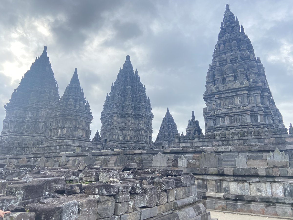 simons_leven's tweet photo. Dag 4: we hebben een binnelandse vlucht van medan naar jogjakarta genomen en zijn we de tempel Prambanan gaan bezoeken. Was interessant maar was het snel een beetje beu en wou dan gewoon naar het hotel. https://t.co/LPZuByHOcw