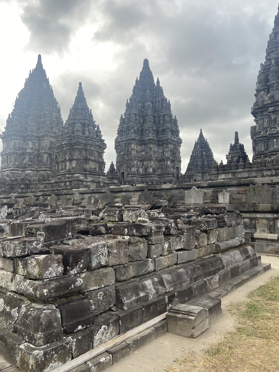 simons_leven's tweet photo. Dag 4: we hebben een binnelandse vlucht van medan naar jogjakarta genomen en zijn we de tempel Prambanan gaan bezoeken. Was interessant maar was het snel een beetje beu en wou dan gewoon naar het hotel. https://t.co/LPZuByHOcw