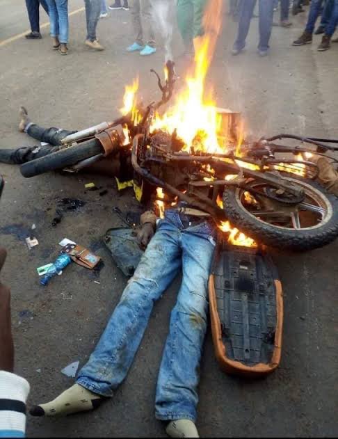 dcijuja's tweet photo. Githurai hakuna kusamehea Hawa wezi wa nduthi wamechomwa live live nimeweza kurecord vida kidogo vile kumehappen https://t.co/DIBPcxmvzs