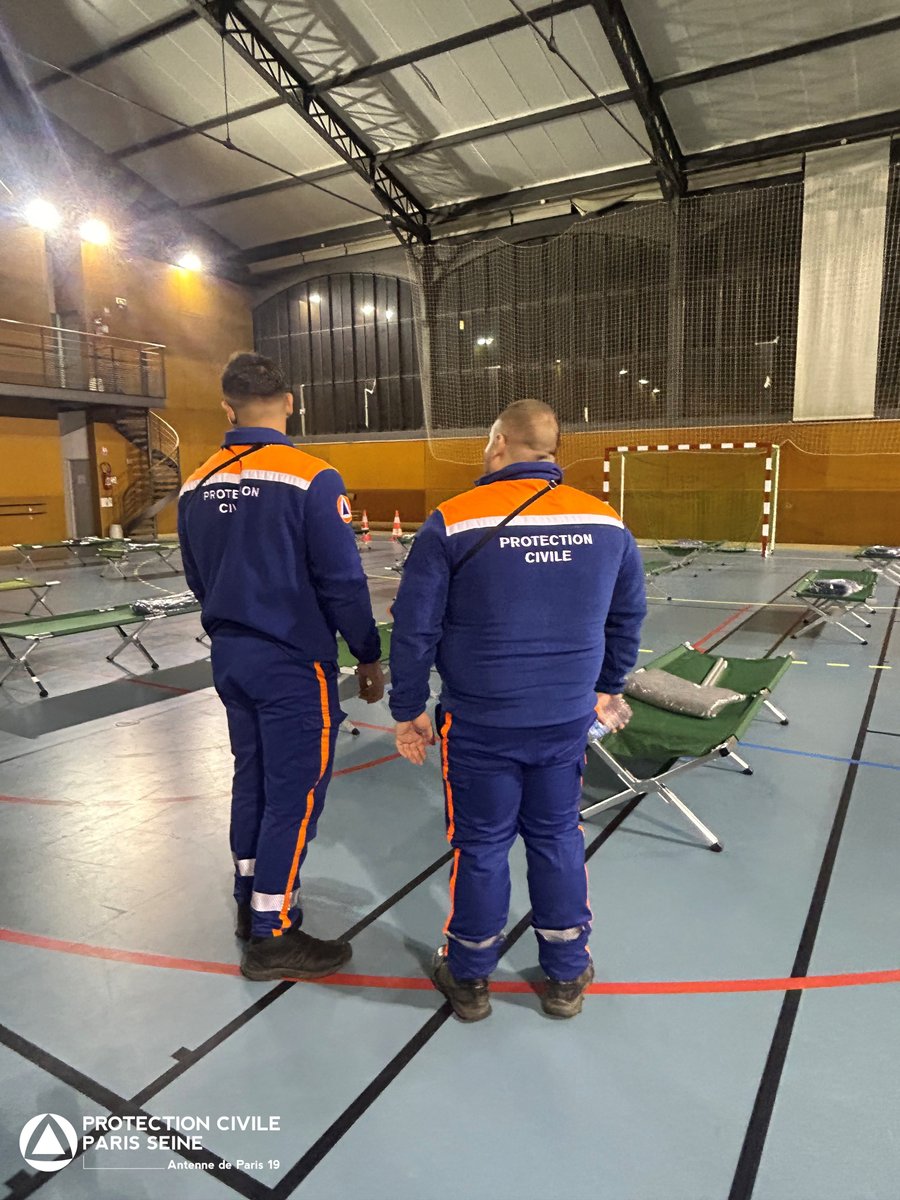 PCParis19's tweet photo. #declenchement
Nos bénévoles cette nuit ont été mobilisés pour ouvrir un Centre d'Hébergement d'Urgences pour des familles dans Paris 20e .
Merci à Guillaume, Julien, Aurélie, Evan, Lucille, Gauthier, Enzo, Jules d'avoir répondu présents
#fierdenebenevoles #pcps #aider https://t.co/EeOPD9FjPL