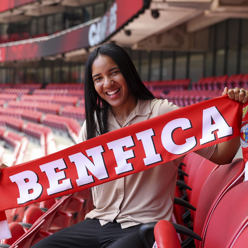 SLBenfica's tweet photo. ❤️⚪ Bem-vinda, Laís Araújo!

#SLBenficaFem • #EuAmoOBenfica