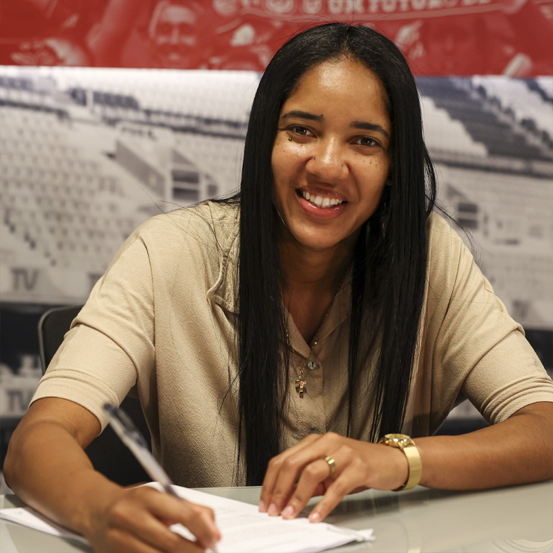 SLBenfica's tweet photo. ❤️⚪ Bem-vinda, Laís Araújo!

#SLBenficaFem • #EuAmoOBenfica