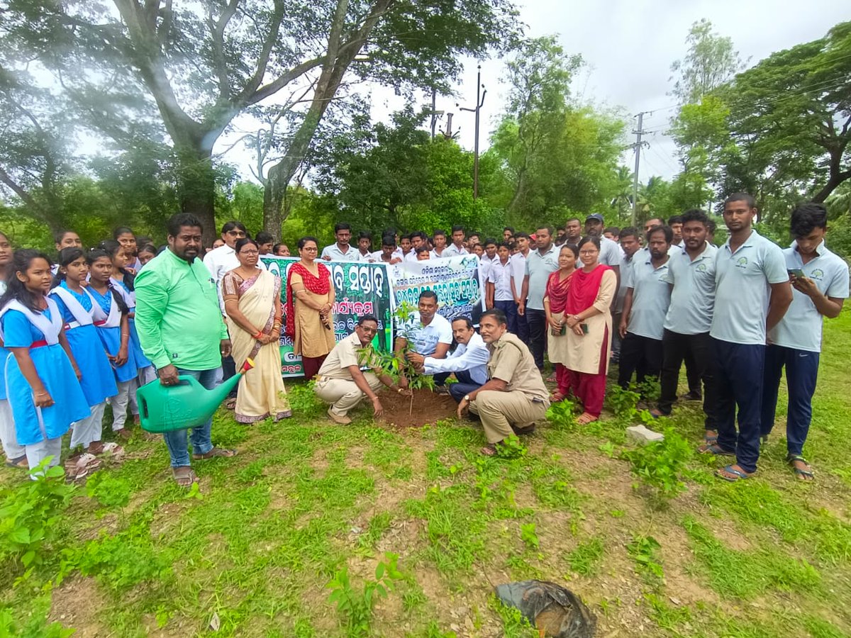 SABUJASANKALP's tweet photo. ୭୪ତମ ବନ ମହୋତ୍ସବ ସପ୍ତାହ ଉପଲକ୍ଷେ  ସବୁଜ ସଂକଳ୍ପ ଗ୍ରୁପ ଏବଂ ବନଖଣ୍ଡ ବିଭାଗ ଗୋପ ଙ୍କ ମିଳିତ ସହଯୋଗରେ ଗଣେଶ୍ଵରପୁର ଉଚ୍ଚବିଦ୍ୟାଳୟ ଠାରେ ବୃକ୍ଷ ରୋପଣ କରାଯାଇଅଛି।ଗଛ ଲଗାଇବାର ମହତ୍ତ୍ୱ,ଗଛର ଉପକାରିତା ସମ୍ପର୍କରେ ବୁଝାଇ ପିଲାମାନଙ୍କୁ ଗଛ ଲଗାଇବା ଓ ତାର ଯତ୍ନ ନେବା ସମ୍ପର୍କରେ ପରାମର୍ଶ ଦିଆଯାଇଛି। @DEFCCOfficial @ForestDeptt https://t.co/CykmmU1Ptb