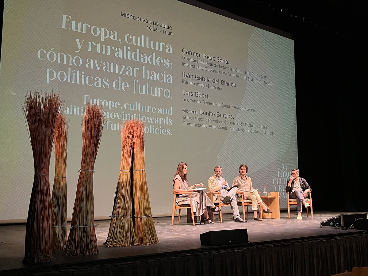 🙌¡Segundo día #VIForoCulturayRuralidades! Hoy nuestra Directora General Carmen Páez Soria, ha participado en una mesa de diálogo junto a @Ibangarciadb y <a href="/CulturalDealEU/">Lars Ebert</a>, en la que las políticas europeas culturales en los contextos no urbanos han sido el centro de la conversación