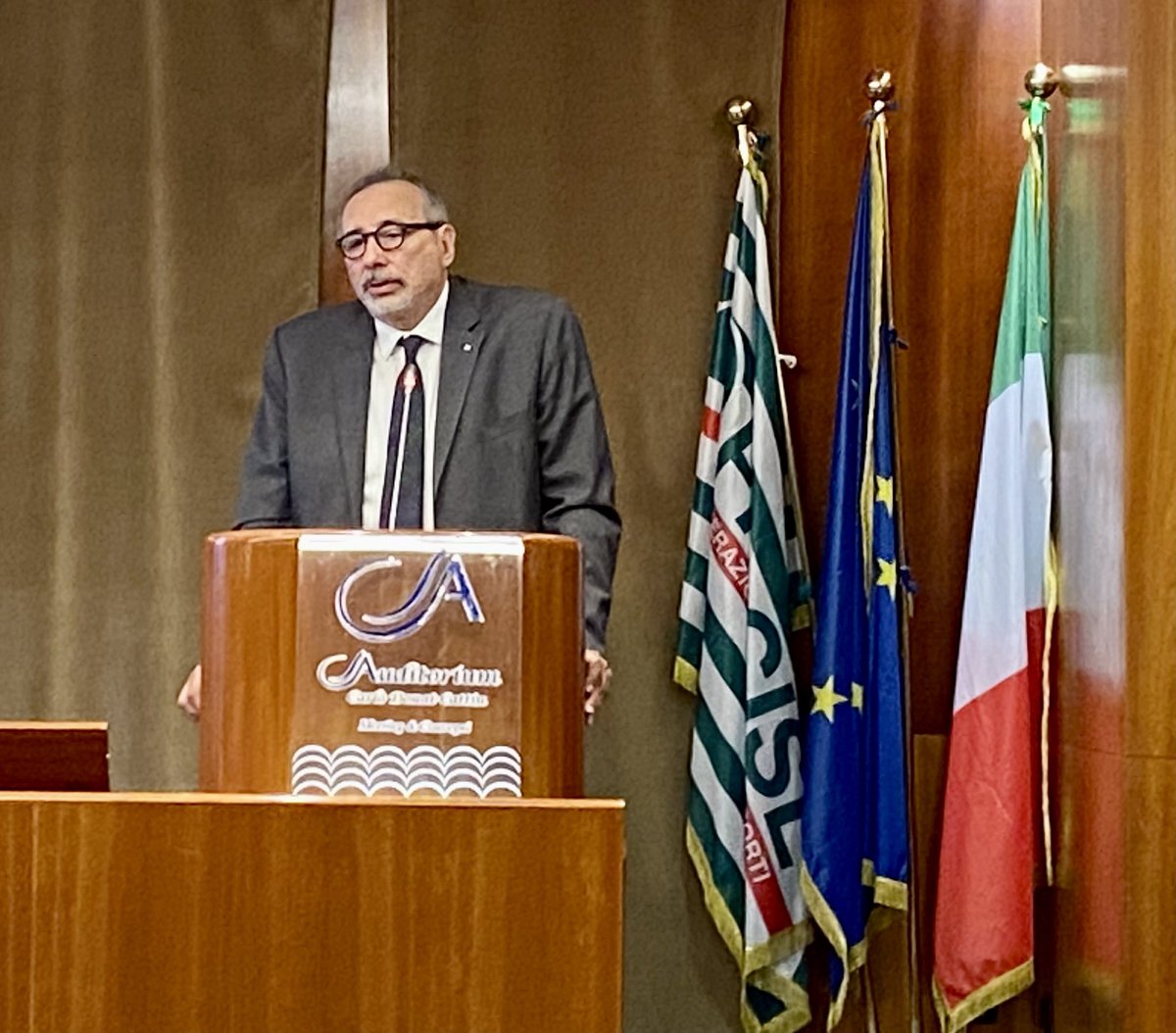 FitCisl's tweet photo. #5luglio V #quadernodigitale #Mobilitàintegrata: la risposta allo spostamento delle persone. Le conclusioni del SG @FitCisl @salvopellecchia: “Occorre incentivare l’uso del mezzo collettivo e stanziare le risorse necessarie per il #Tpl, un asset che presenta diverse fragilità” https://t.co/8xhkh0H9Xe
