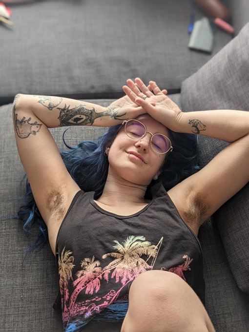 Mes vacances parfaites : la chatte &agrave; l&rsquo;air, la t&ecirc;te en arri&egrave;re, les yeux ferm&eacute;s, et ta queue dans ma