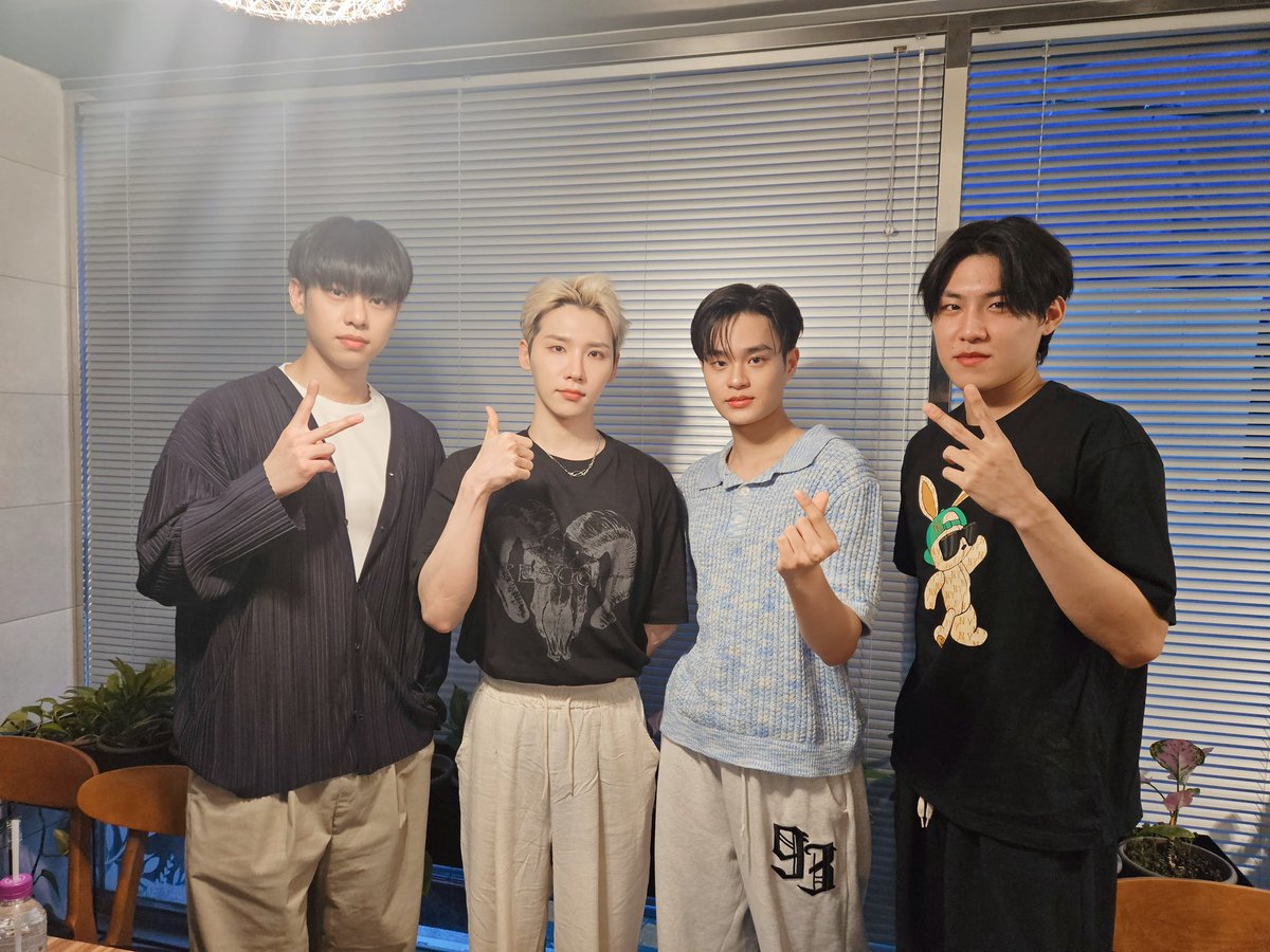AB6IX's tweet photo. [📷]
230705 팬사인회
오늘의 팬사인회 완료 ✨
함께한 ABNEW들 반가웠어요 💗
즐거운 수요일 저녁 되세요 😎🎶
 
#AB6IX #에이비식스 
#THE_FUTURE_IS_OURS #LOST https://t.co/9TxOIkXj5y
