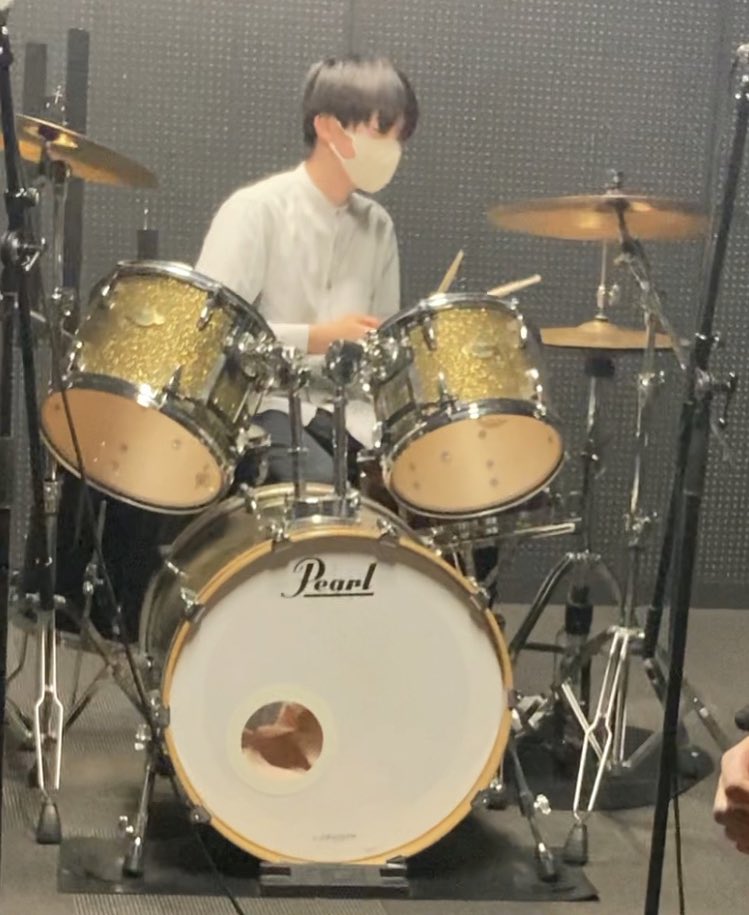 POSTERBOYS_69's tweet photo. 【メンバー紹介ファイル03】
名前 : 増崎 亨（とおる）
パート : ドラムス

トオルはポスターボーイが中学の軽音に居た頃の後輩。当時から部内でも技量のある方で、ONE OK ROCKの楽曲の難しいドラミングをこなしてしまう程。
部を引退してもつるんでくれてありがとう、宜しくね。

#パンク #バンド https://t.co/UPeovanyZb