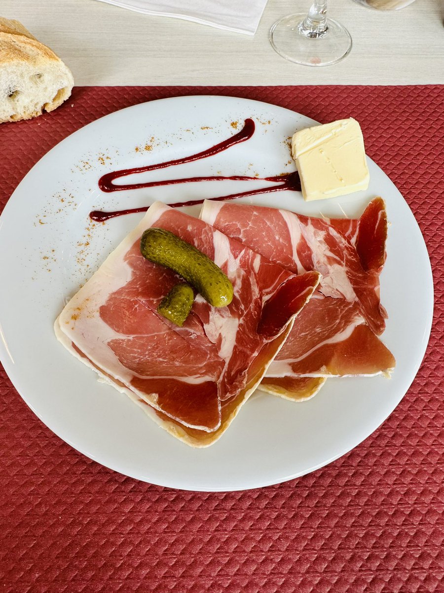 bartdecl's tweet photo. Een pelgrim moet ook middageten…. 
E+ P + D 
@Griet_EM maakt me er attent op dat dit hier niet staat voor Elektronisch Patiënten Dossier maar voor 
Entrée + Plat + Dessert 
De taboulet werd vervangen door Jambon de Pays
Alles samen: 15,5 € https://t.co/MZNk2CDK7W