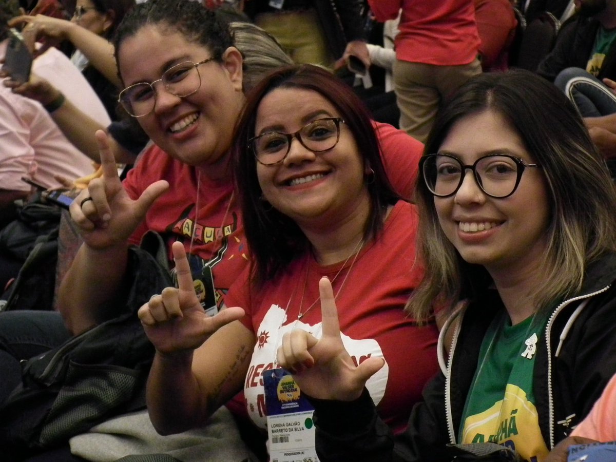 comunicacns's tweet photo. Seguimos em aquecimento para a fala do Presidente Lula. Já já essa espera acaba, acompanhe com a gente! #EuNa17CNS #AmanhaVaiSerOutroDia #17CNS #saudepublica #controlesocial #defesadosus https://t.co/tkQJB1e2No