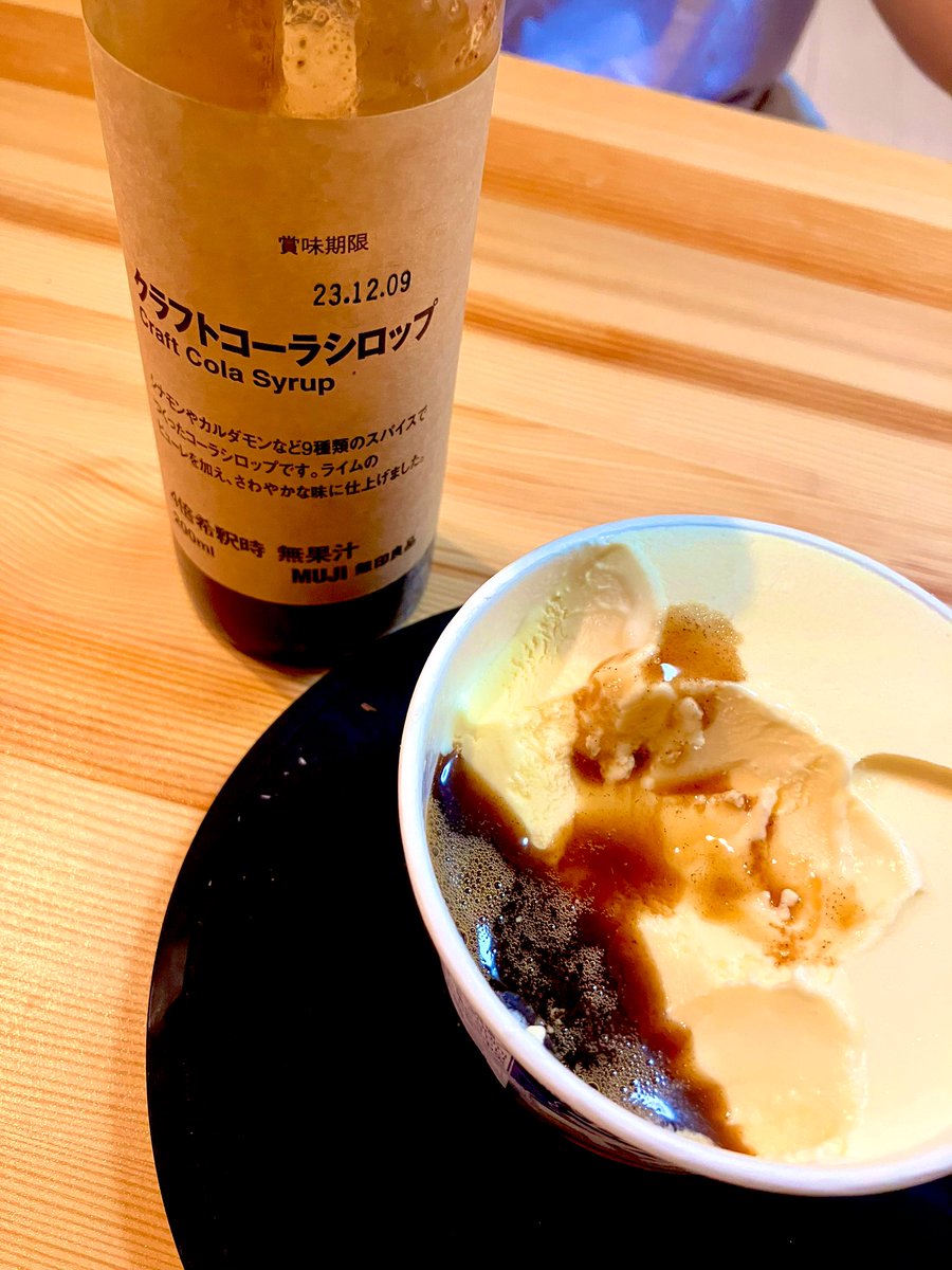 ni2shi4's tweet photo. スーパーカップに無印のコーラシロップかけるのサイコーに美味いから皆試してくれ https://t.co/lblJePeVZi