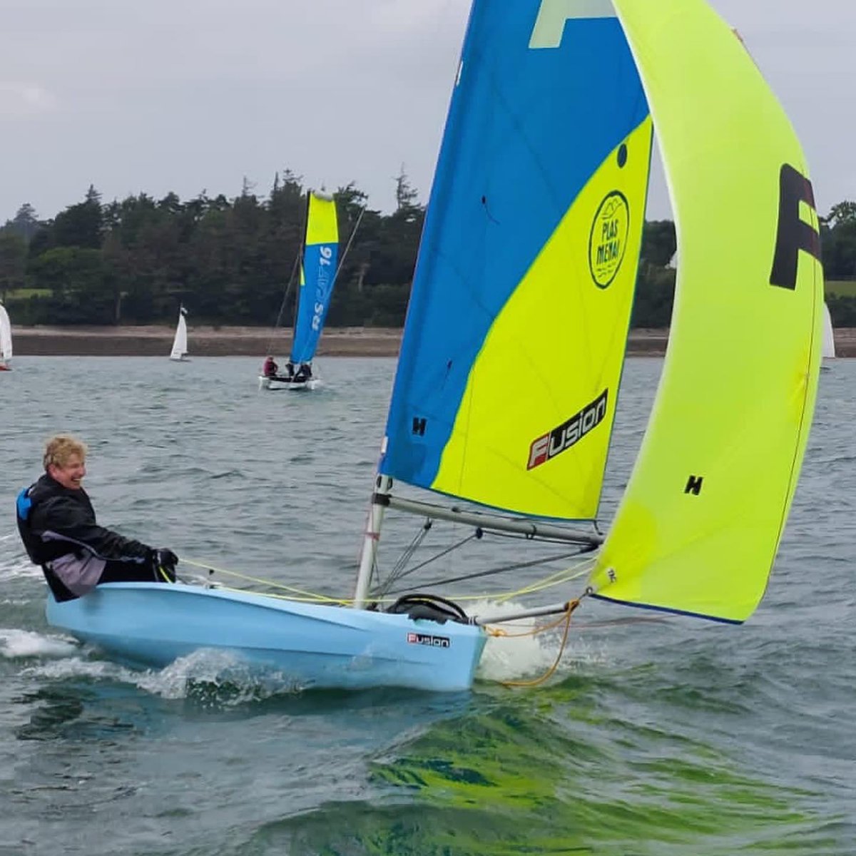 plasmenai's tweet photo. It’s been brilliant weather for sailing. Last weekend’s action out on the Menai Strait was exciting and a great chance for  @TamworthSC to develop their skills. We offer a range of sailing from fun taster sessions for half a day, right through to advanced skills @VisitNorthWales https://t.co/ct9KbzwiuC