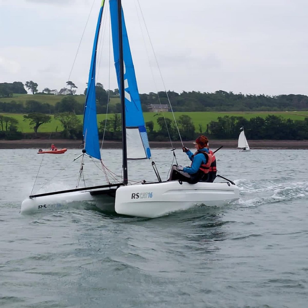 plasmenai's tweet photo. It’s been brilliant weather for sailing. Last weekend’s action out on the Menai Strait was exciting and a great chance for  @TamworthSC to develop their skills. We offer a range of sailing from fun taster sessions for half a day, right through to advanced skills @VisitNorthWales https://t.co/ct9KbzwiuC