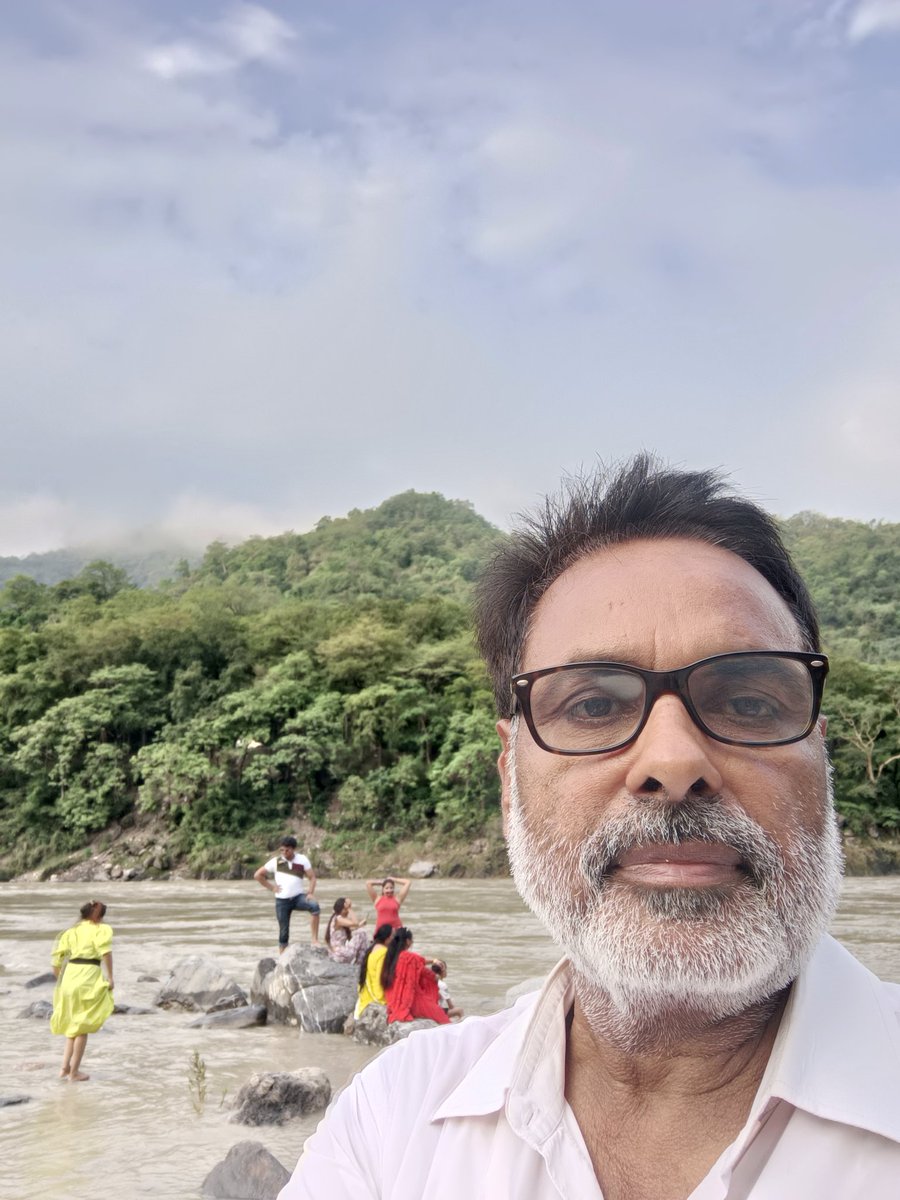 VIPINBSINGH21's tweet photo. At YogaNagari RISHIKESH In the Company of Pure GANGA ji https://t.co/A6yVNp8u4v