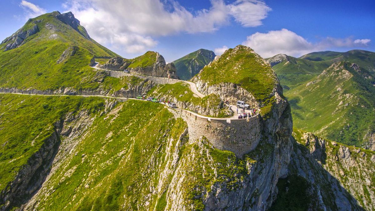 ParcoAlpiLiguri's tweet photo. Sabato 1 luglio si è svolta la tradizionale #pedalata🚵♂️di inaugurazione della stagione estiva dell'Alta Via del #Sale, la spettacolare strada bianca ex-militare che collega le #Alpi piemontesi e francesi al #MarLigure, fra i 1.800 e i 2.100 m s.l.m. su #valichi e tornanti arditi. https://t.co/7YM4WvgFsg