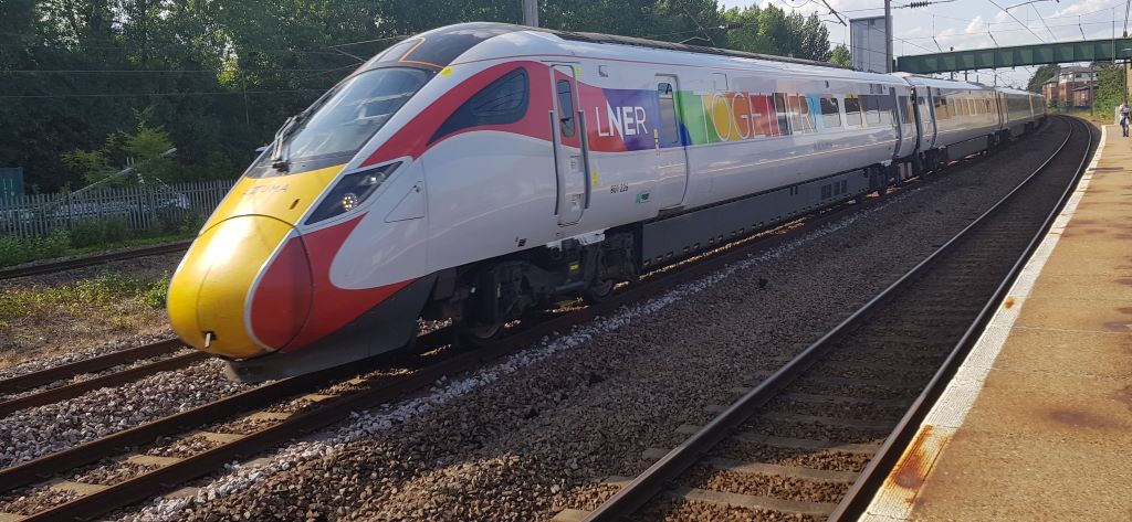 ShowMeJourneys's tweet photo. Had a 5 min wait at Hatfield #station after visiting Hatfield House with the National Rail 2-for-1 offer.
https://t.co/5oSYEjmoOD
And two rarities went by
1 - the 'Together for Pride branded Azuma 🏳️‍🌈
2 - Swiftly followed by the 'Inter City' branded 225🚄 https://t.co/WjFub8twFJ
