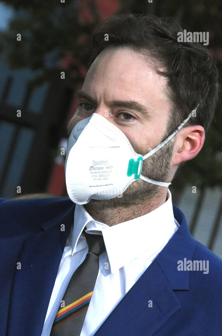 dreamy_run's tweet photo. Sometimes the odd one out is #JustTryingToSurvive.
Even if you don't normally wear a mask, it's kind to #MaskUp whenever you see someone else wearing one. (#MirrorMasking)
Stay well, Bill Hader. https://t.co/tIG7FLBXC1