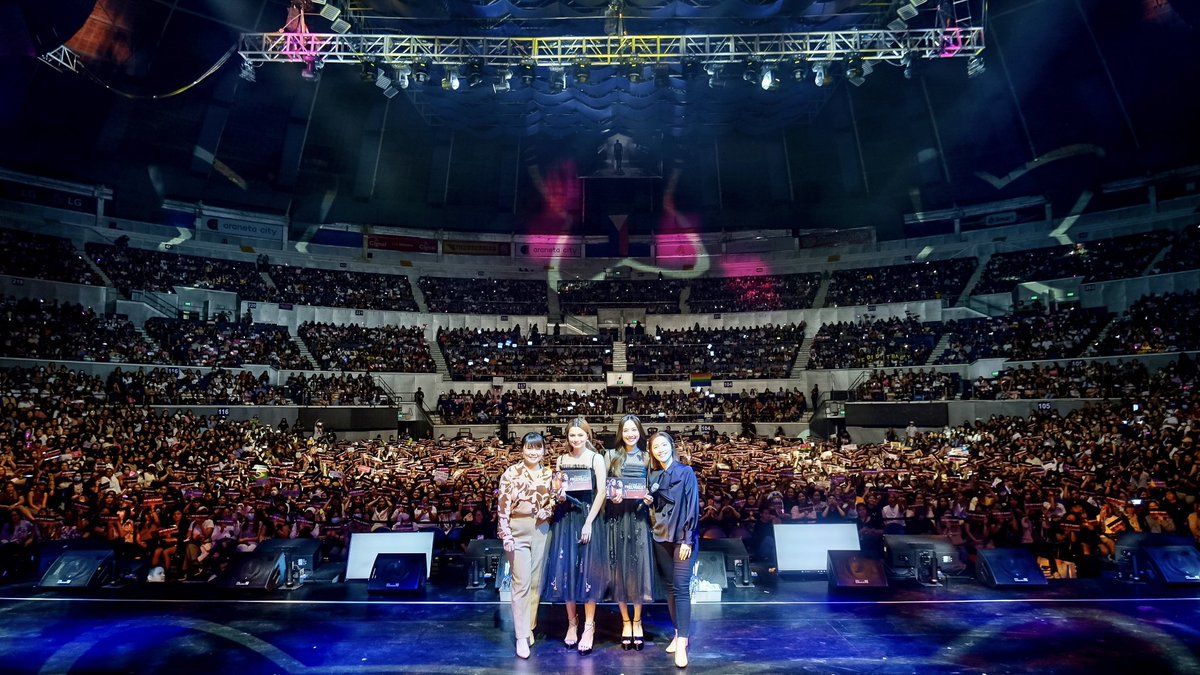 AromagicareWide's tweet photo. Freen Sarocha Chankimha and Rebecca Patricia Armstrong, Aromagicare Thai Brand Ambassadors, set the biggest record at The Big Dome for Female Thai Artists to fill the Araneta Coliseum. 

The power these two women hold is unstoppable!

#FreenBeckyAromagicare #FreenBeckyAtTheBigDome
#srchafreen #abeckysAngels
#Aromagicare @AngelssBecky @srchafreen 

📸 Rinna Leong