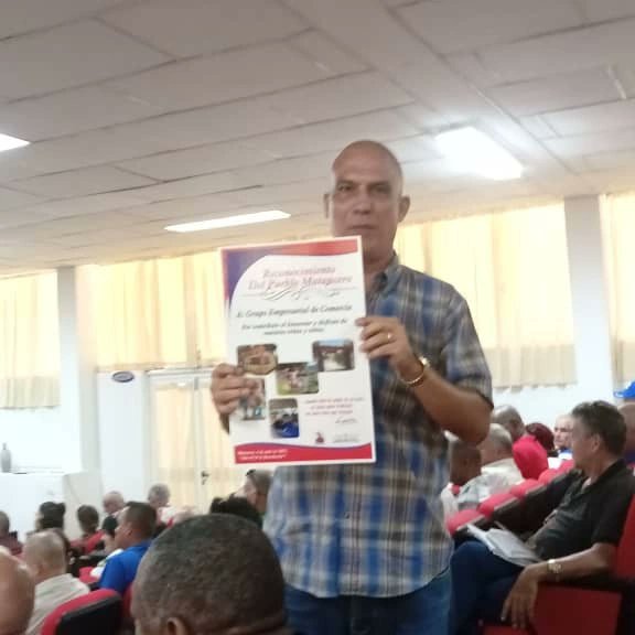 Recibieron la Empresa de Alojamiento Guanima y el Grupo Empresarial de Comercio en la Provincia de #Matanzas , reconocimiento por las labores realizadas en el desarrollo del inicio del verano, acciones que hicieron posible el disfrute de la familia matancera.
 #ComercioCuba