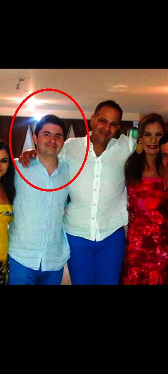 DonIzquierdo_'s tweet photo. Oigan, el mejor amigo de @FicoGutierrez anda rabioso porque están compartiendo esta fotografía en redes sociales. El señor @luisfelipehenao no quiere que nadie la vea porque está junto al Narcotraficante Ñene Hernández, financiador de la campaña Iván Duque

No vayan a compartir https://t.co/hgwDxHN3e1