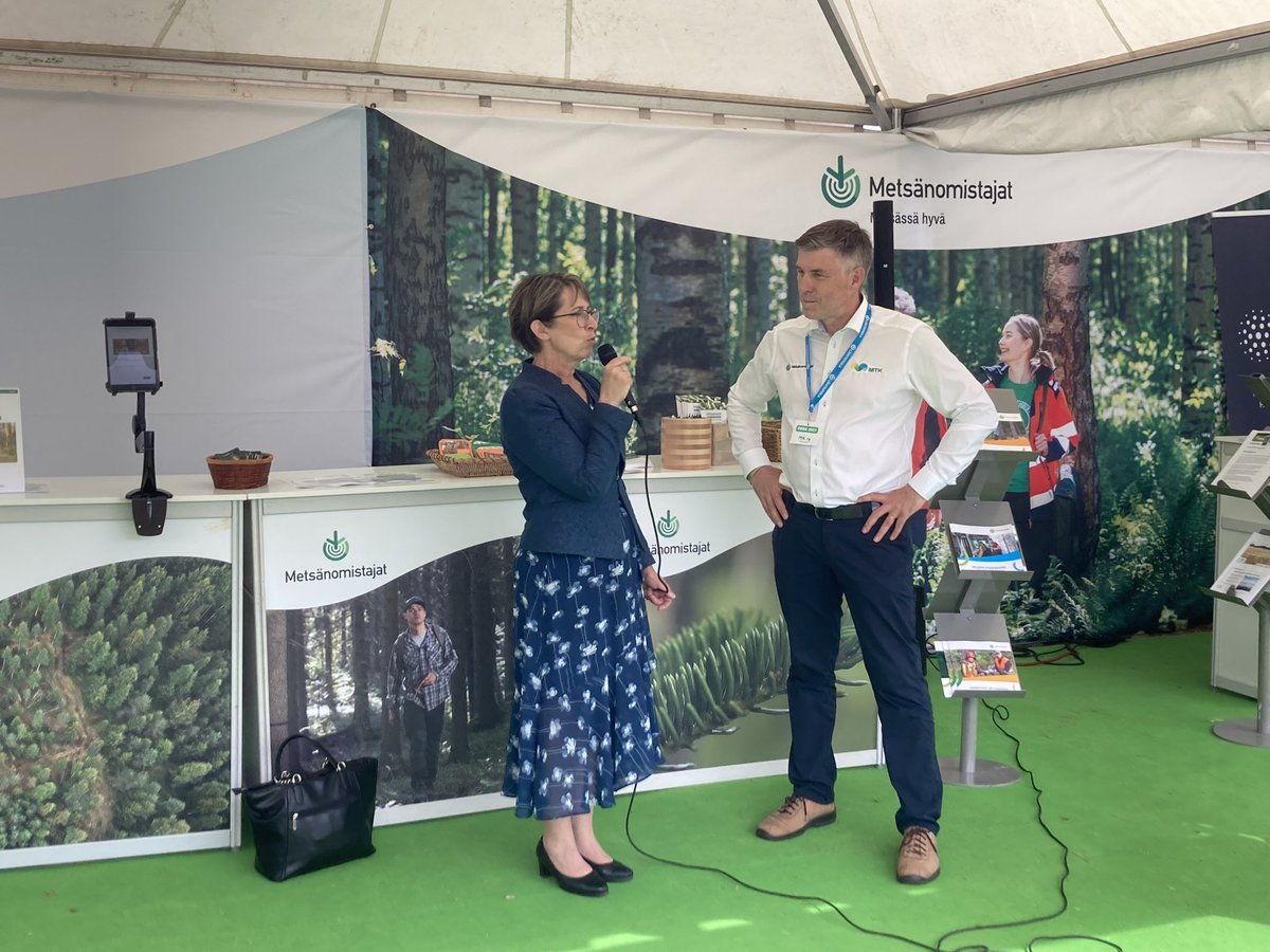 Tuore maa- ja metsätalousministeri <a href="/SariEssayah/">Sari Essayah</a> vierailulla <a href="/MTKry/">MTK</a> n osastolla #okra maatalousnäyttelyssä <a href="/MarttilaJuha/">Juha Marttila</a> n tentissä. Poikkea osastollamme! mtk.fi/-/mtk-mukana-o…