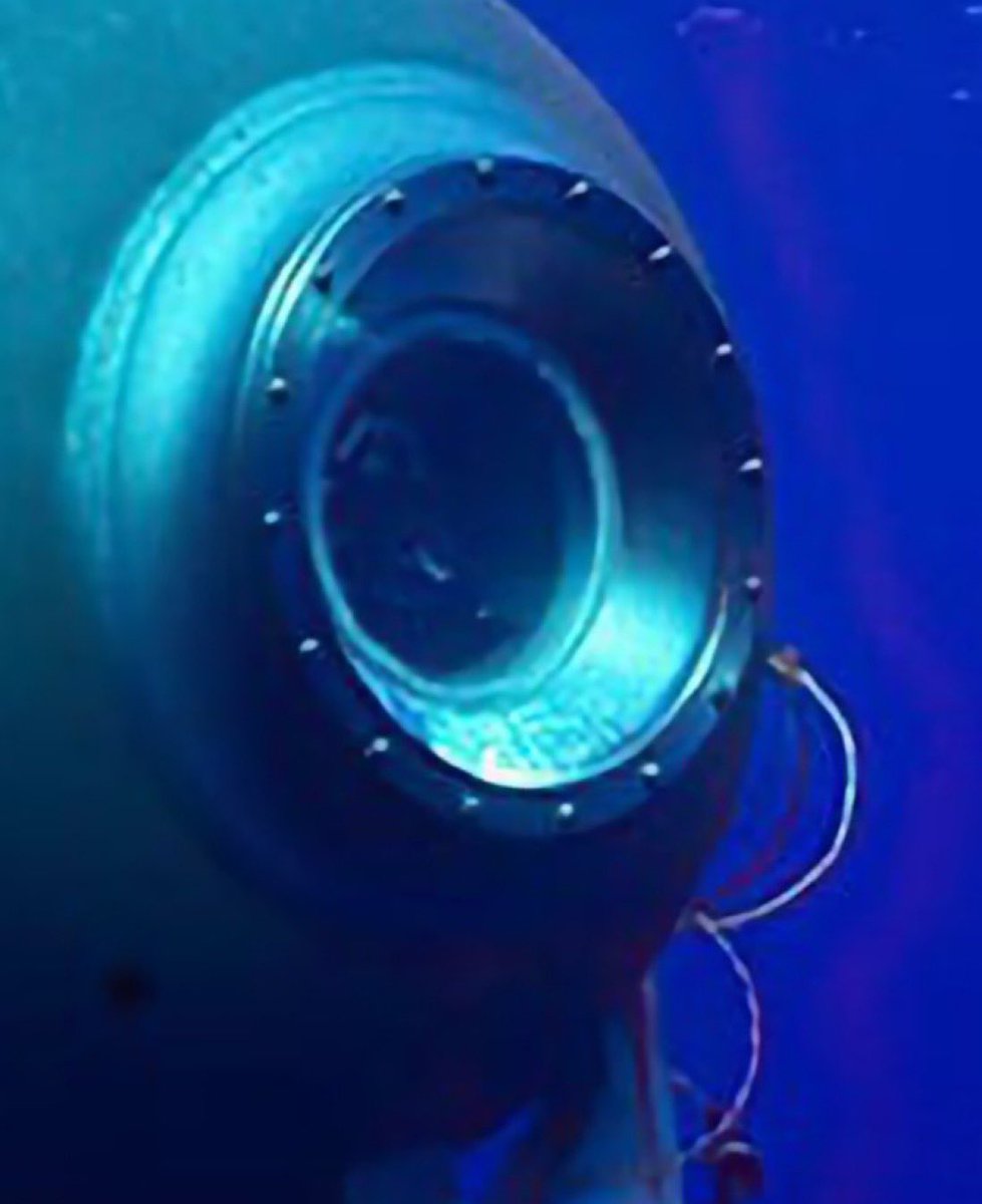 DisarmingHonest's tweet photo. @ConflictWatch23 Are my eyes playing tricks on me? I swear, it looks for all the world like there’s a totally different viewport at times. I cannot see the convex ‘bulge’ in this underwater shot! https://t.co/8Ag00PsbIV