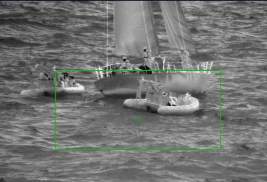 FAA_Officiel's tweet photo. #NARCOPS | Le 29/06, intervention du Patrouilleur La Combattante @MarineNationale sur un voilier large #Martinique #Caraïbes
Bilan : 1,7 tonne de cannabis + 2 kg cocaïne saisis / Stupéfiants &amp; trafiquants remis aux autorités judiciaires #fortdefrance https://t.co/gOPZZ6eY6r