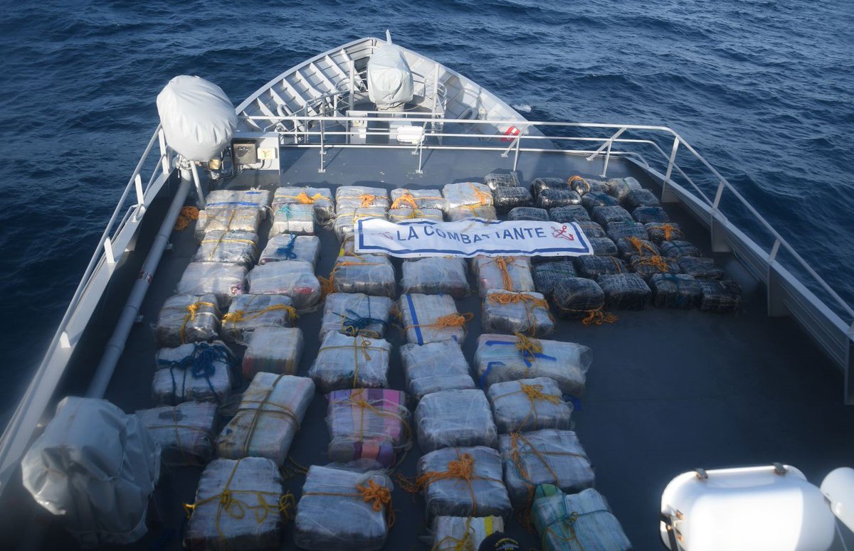 FAA_Officiel's tweet photo. #NARCOPS | Le 29/06, intervention du Patrouilleur La Combattante @MarineNationale sur un voilier large #Martinique #Caraïbes
Bilan : 1,7 tonne de cannabis + 2 kg cocaïne saisis / Stupéfiants &amp; trafiquants remis aux autorités judiciaires #fortdefrance https://t.co/gOPZZ6eY6r