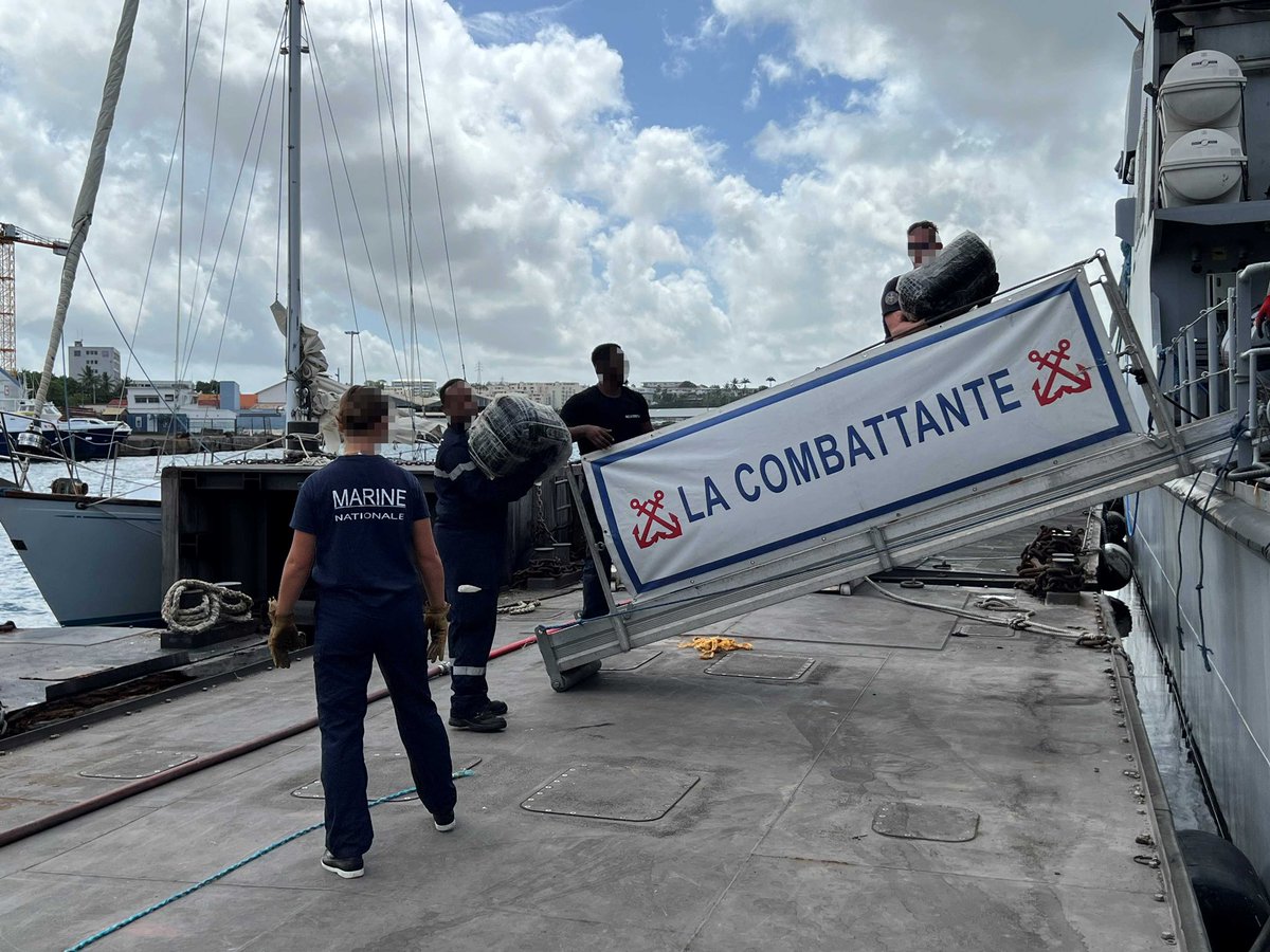 FAA_Officiel's tweet photo. #NARCOPS | Le 29/06, intervention du Patrouilleur La Combattante @MarineNationale sur un voilier large #Martinique #Caraïbes
Bilan : 1,7 tonne de cannabis + 2 kg cocaïne saisis / Stupéfiants &amp; trafiquants remis aux autorités judiciaires #fortdefrance https://t.co/gOPZZ6eY6r