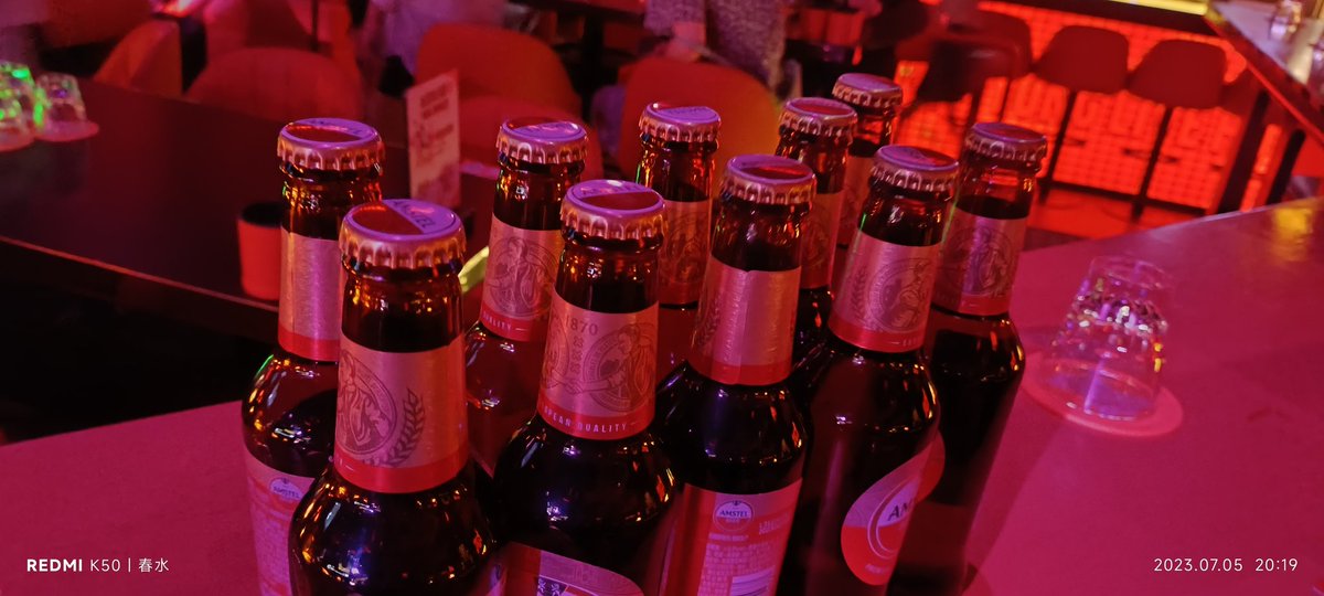 天，，，真成了去过夜店的好女孩了，，，我只是看这十瓶酒加小吃才三十啊，，，