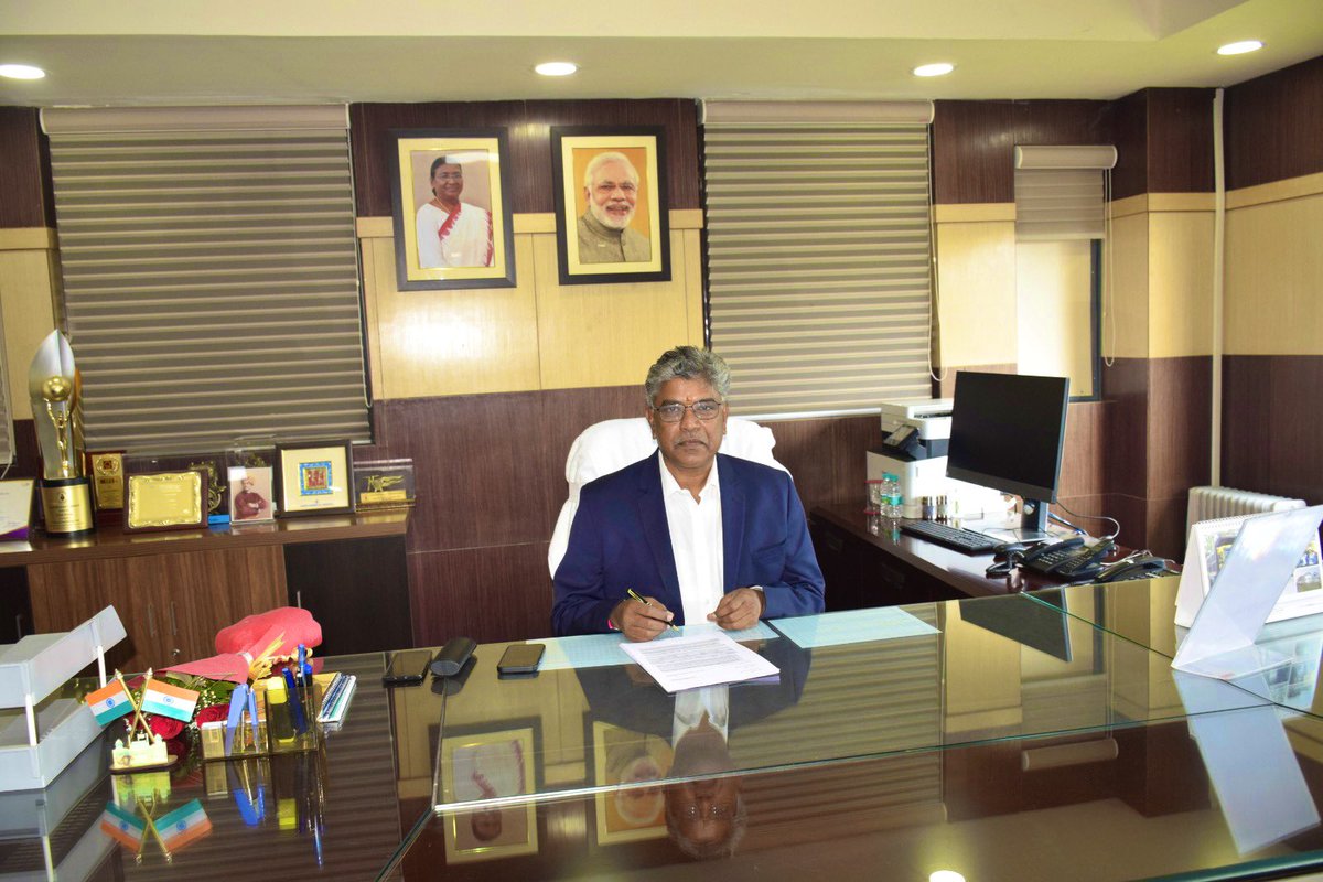 CCLRanchi's tweet photo. Dr B. Veera Reddy, CMD CCL chaired a review meeting at CCL Hq which was attended by FDs, CVO, GMs.
He reviewed the status of production, dispatch etc 
He congratulated #TeamCCL on a remarkable performance in FY23 and expressed confidence in company's ability to fulfil its target. https://t.co/8CiqFoUcbp